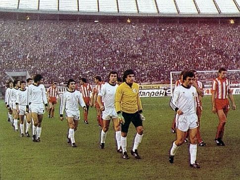 Crvena zvezda - Partizan 1:3: Igrači obe ekipe izlaze na zeleni tepih pred prepunim tribinama beogradske "Marakane"