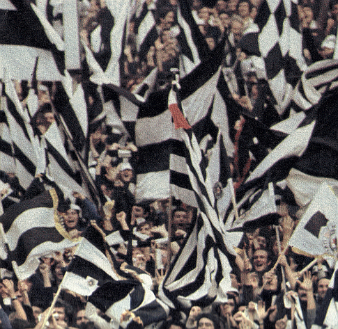 Beogradska zvona zvone da pozdrave (jesenje) šampione: Navijači Partizana slave titulu na stadionu u Novom Sadu nakon trijumfa (2:0) Partizana nad Vojvodinom