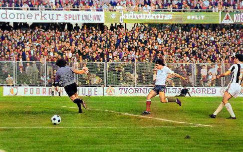 Hajduk - Partizan 1:2: Slaviša Žungul (beli dres, Hajduk) pred golom Petra Borote, desno je Nenad Stojković