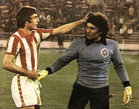 Partizan - Crvena zvezda 3:2: Pozdrav Zvezdinog golgetera Dušana Savića (levo) i čuvara mreže Partizana Petra Borote uoči početka velikog derbija