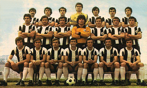 Partizan. fudbalski šampion Jugoslavije u sezoni 1977/78. Gornji red, sleva: Dragan Arsenović, Jusuf Hatunić, Nenad Stojković, Rade Zalad, Boško Đorđević, Vladimir Pejović i Sead Mašić. Srednji red, sleva: Milovan Jović, Ivan Golac, Borislav Đurović, Petar Borota, Dževad Prekazi, Pavle Grubješić i Miodrag Ješić. Sede, sleva: Aleksandar Trifunović, Rešad Kunovac, Miroslav Polak, Slobodan Santrač, Nikica Klinčarski, Momčilo Vukotić i Ilija Zavišić.