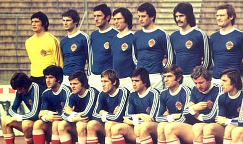 Zoran Jelikić (stoji drugi sleva) u dresu reprezentacije Jugoslavije