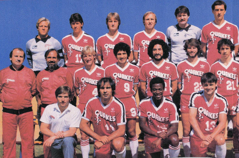 Ekipa Golden Bay Earthquakes-a iz 1983. godine. Četvrti sleva u gornjem redu je Mihalj Keri, poslednji u tom redu je Nedžad Verlašević. Prvi sleva u srednjem redu je trener Dragan-Don Popović, a drugi sleva u donjem redu je Slaviša Žungul