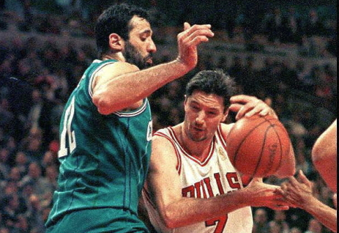Duel Vlada i Tonija na utakmici između Čikaga i Šarlota, odigranoj 11. februara 1997. godine, koju su domaćini dobili sa 103:100 (FOTO: GettyImages)