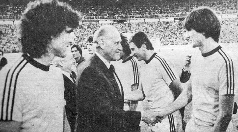 Predsednik FIFA Žoao Avelanž i Ivica Šurjak uoči meča