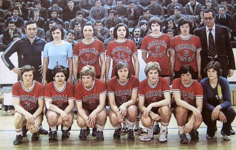ŽRK Radnički, šampion Evrope iz 1976. godine. Sleva (stoje): trener Vinko Kandija, Marica Drenovac, Mira Radaković, Mirjana Radovanović, Dušanka Lazarević, Vida Nenadić, tehnički sekretar Branko Kosović. Čuče (sleva): Ivanka Šuprinović, Ljubica Bukurov, Živka Stevanović, Jadranka Antić, Milenka Sladić, Zdenka Leutar i Vesna Radović.