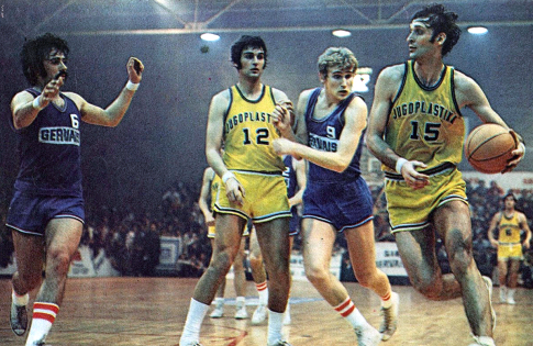 Petar Skansi (broj 15, Jugoplastika) u prodoru ka košu Lokomotive, levo je Nikola Plećaš, a iza Perin saigrač Damir Šolman i Davor Rukavina