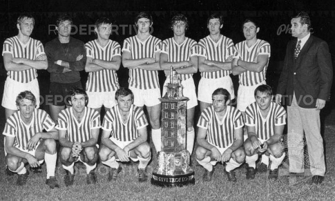 Fudbaleri Zvezde sa trofejem (FOTO: rcdeportivo.es)