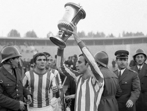 Kapiten Crvene zvezde Dragan Džajić sa peharom za osvojeni Srednjoevropski kup