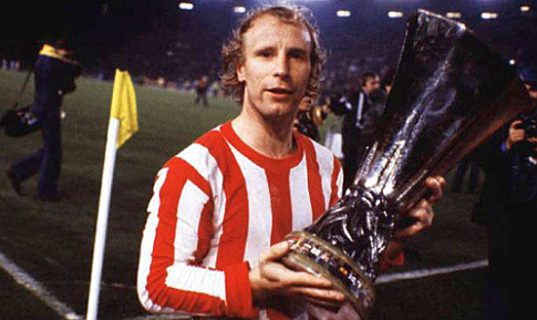 Kapiten Borusije Beri Fogts u dresu Crvene zvezde drži trofej Kupa UEFA (23. maj 1979. godine)
