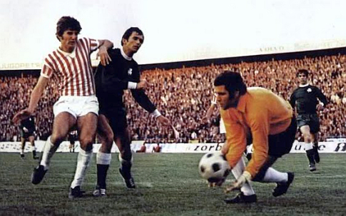 Crvena zvezda - Panatinaikos 4:1: Napadač domaćih Zoran Filipović-File (prugasti dres) u akciji ka golu Grka