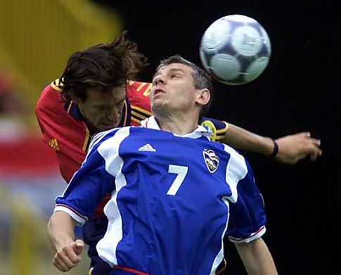Vazdušni duel Vladimira Jugovića (plavi dres) i Alfonsa (21. jun 2000. godine: SRJ - Španija 3:4)