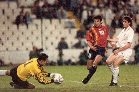 Golman Dražen Ladić interveniše ispred Hulija Salinasa, u belom dresu je Robert Jarni (23. mart 1994. godine: Španija - Hrvatska 0:2)