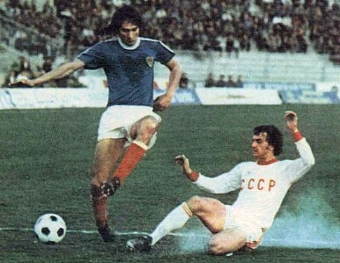 Jugoslavija - SSSR 2:4, 23. mart 1977. godine: Ivica Šurjak (plavi dres) u pokušaju kontrole lopte