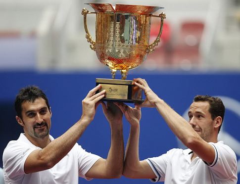 Nenad Zimonjić i Francuz Mihael Ljodra, osvajači turnira u Pekingu 2011. godine