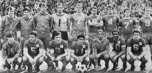 Ouklend Klipersi iz 1967. godine. Sa brojem jedan na dresu je Mirko Stojanović, šesti sleva stoji sa prekrštenim rukama Ilija Mitić, Milan Čop čuči drugi sleva sa brojem pet na dresu, do njega je Momo Gavrić ...