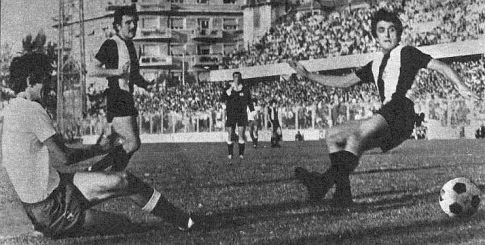 Gol odluke: Ivica Šurjak (levo, Hajduk) pogađa mrežu Partizana, Radomir Antić (prugasti dres) je daleko od lopte