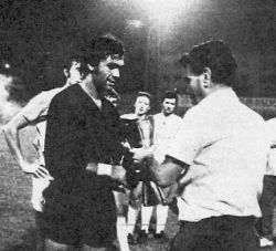Kapiten Crvene zvezde golman Ratomir Dujković prima pobednički pehar