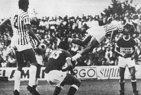 Cole Janković (prugasti dres, Crvena zvezda) u akrobatskom skoku prilikom pokušaja da ugrozi gol OFK Beograda