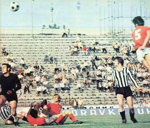Partizan - Radnički (Kragujevac) 3:0:  Golman Kragujevčana Vladimir Vučković (crni dres) pita se gde je lopta ... 