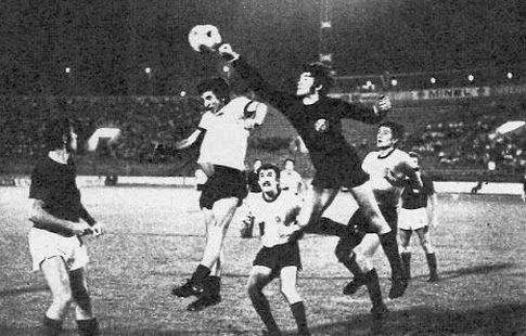 Golman Željko Stinčić (Dinamo) boksuje loptu pored Moce Vukotića (Partizan)
