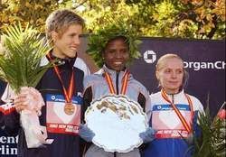 Olivera Jevtić (levo) na pobedničkom postolju Njujorškog maratona 2002. godine