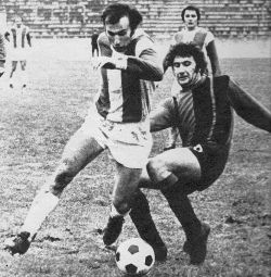 Detalj sa utakmice Crvena zvezda - Sloboda 3:1: Duel Dragana Džajića i Jusufa Hatunića