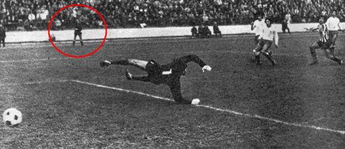 Trenutak odluke: Cvetković (prugasti dres) postiže pobedonosni pogodak za Partizan, linijski sudija Jusufbegović (u crvenom krugu) drži visoko podignutu zastavicu