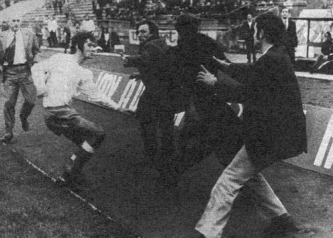 Dragan Holcer (beli dres) pokušava da se obračuna sa gledaocem koji je nasrnuo na Jerkovića
