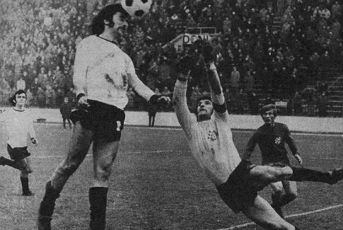 Partizan - Dinamo 2:1: Moca Vukotić (beli dres) i golman Dinama Fahrija Dautbegović