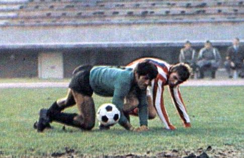 Crvena zvezda - Čelik 2:2: Ko će pre do lopte? Golman gostiju Momčilo-Momo Vujačić ili napadač Zvezde Miloš Šestić ...