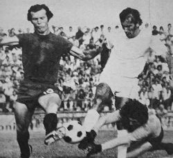 Radnički (Kragujevac) - Čelik 0:1: Prva zvezda domaćeg tima Žarko Olarević (levo) pred golom gostiju