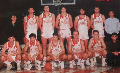 Ekipa Crvene zvezde, gornji red (sleva): trener Zoran Slavnić, Mlađan Šilobad, Zoran Jovanović, Rastko Cvetković, Slobodan Janković, Ivo Petović i pomoćnik trenera Marin Sedlaček. Čuče (sleva): Slobodan Nikolić, Zoran Radović, Milomir Ognjanović, Srđan Dabić, Mirko Pavlović i Slobodan Pajović.