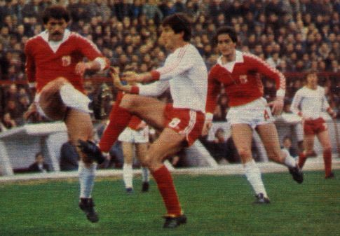 Napredak - Crvena zvezda 2:2: Zoran Filipović (beli dres, Zvezda) nije uspeo da se upiše u strelce, a nije da nije imao prilike