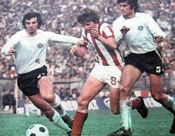 Partizan - Crvena zvezda 1:1: Pižon Petrović (prugasti dres) u "sendviču" između dvojice protivnika