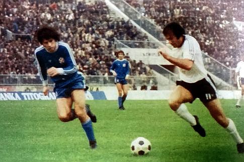 Partizan - Dinamo 1:0: Sava Paunović (beli dres) u prodoru ka golu Dinama, prati ga Branko Devčić
