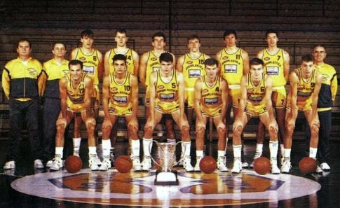 Ekipa Jugoplastike, gornji red (sleva): trener Božidar Maljković, pomoćnik trenera Kosta Jankov, Goran Sobin, Dino Rađa, Zoran Savić, Aramis Naglić, Josip Lovrić, Toni Kukoč i fizioterapeut Joža Blažić. U prednjem planu (sleva): Duško Ivanović, Petar Naumoski, Velimir Perasović, Zoran Sretenović, Luka Pavićević i Paško Tomić