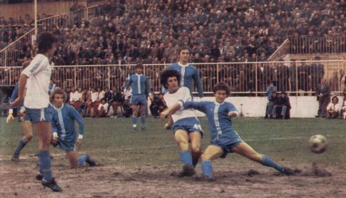 Dragan Vujović (beli dres, Budućnost) postiže gol protiv mađarske ekipe MTK