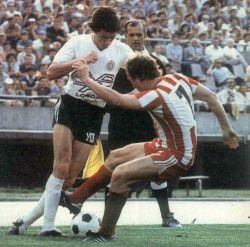 Partizan - Crvena zvezda 2:1: Duel Dževada Prekazija (beli dres, Partizan) i Staje Nikolića