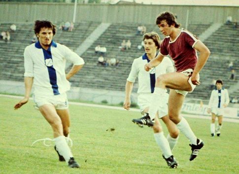 Sarajevo - Rijeka 1:0 (sleva): Nikica Cukrov, Zvijezdan Radin (obojica iz Rijeke) i Rade Savić