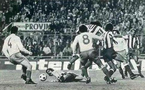 Jedna od mnogobrojnih gužvi pred golom Hajduka na utakmici u Madridu