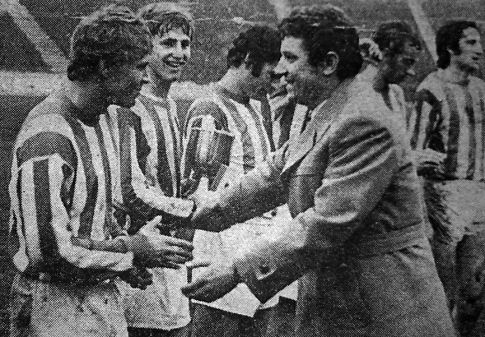 Trener Slobode Josip-Mića Duvančić čestita igračima Crvene zvezde na trijumfu u Kupu prvoligaša