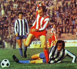Mihalj Keri (crveno-beli dres, Zvezda) prolazi Janka Miročevića (Budućnost), u pozadini je Dragan Vujović