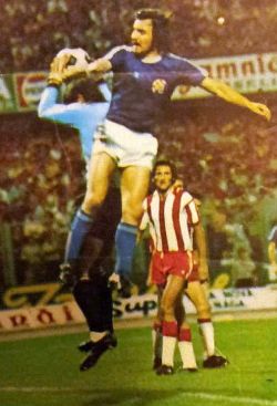 Drago Vabec (plavi dres, Dinamo) i golman Boško Kajganić (Zvezda) u vazdušnom duelu