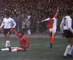 Sleva: Borislav Đurović (Partizan), golman Radmilo Ivančević, Slobodan Vučeković (Vojvodina) i Refik Kozić