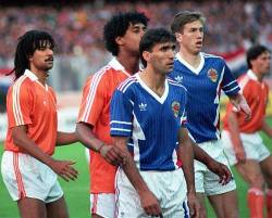 Kakvi majstori! Sleva: Rud Gulit, Frank Rajkard, Zlatko Vujović, Srećko Katanec i u pozadini Marko van Basten