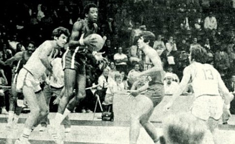 Jugoslavija - Portoriko: levo u belom dresu je Ćosić, desno sa brojem 13 - Plećaš