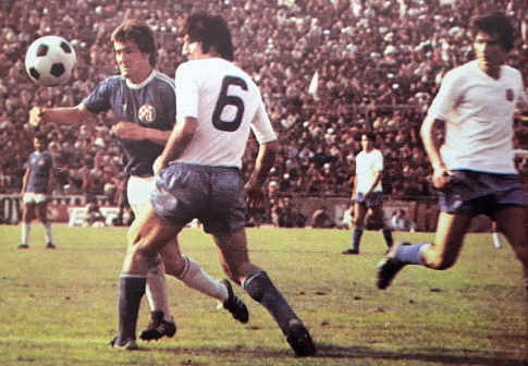 Duel Džemala Mustedanagića (plavi dres, Dinamo) i Ivana Buljana (Hajduk), desno je Ivica Šurjak