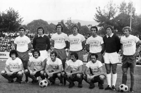 Generacija Radničkog koja je pronela slavu pirotskog fudbala. Prvi sleva čuči Milan Radović, do njega je Radovan Bošković.