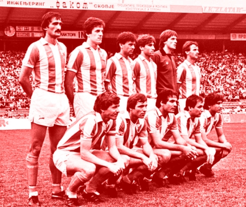 CRVENA ZVEZDA, stoje (sleva): Zdravko Borovnica, Milan Janković, Zoran Mališević, Boško Đurovski, Aleksandar Stojanović i Zlatko Krmpotić. Čuče (sleva): Vladimir-Pižon Petrović, Miloš Šestić, Dušan Savić, Rajko Janjanin i Milko Đurovski.
